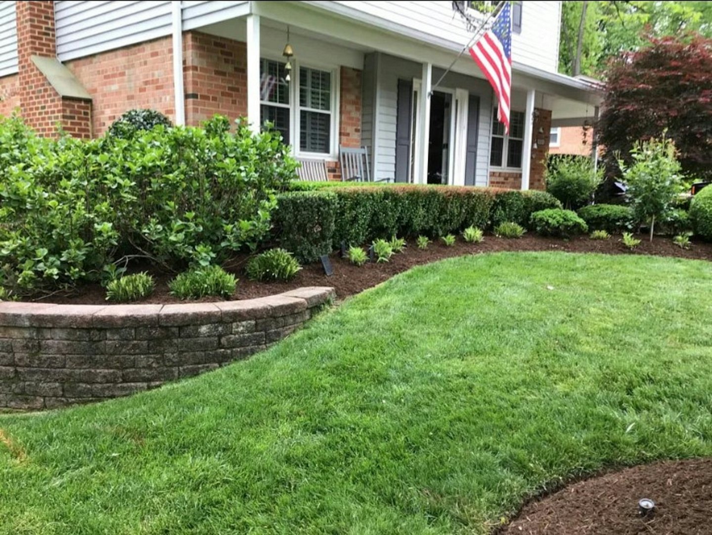Sharp landscape bed edging and mulch layout